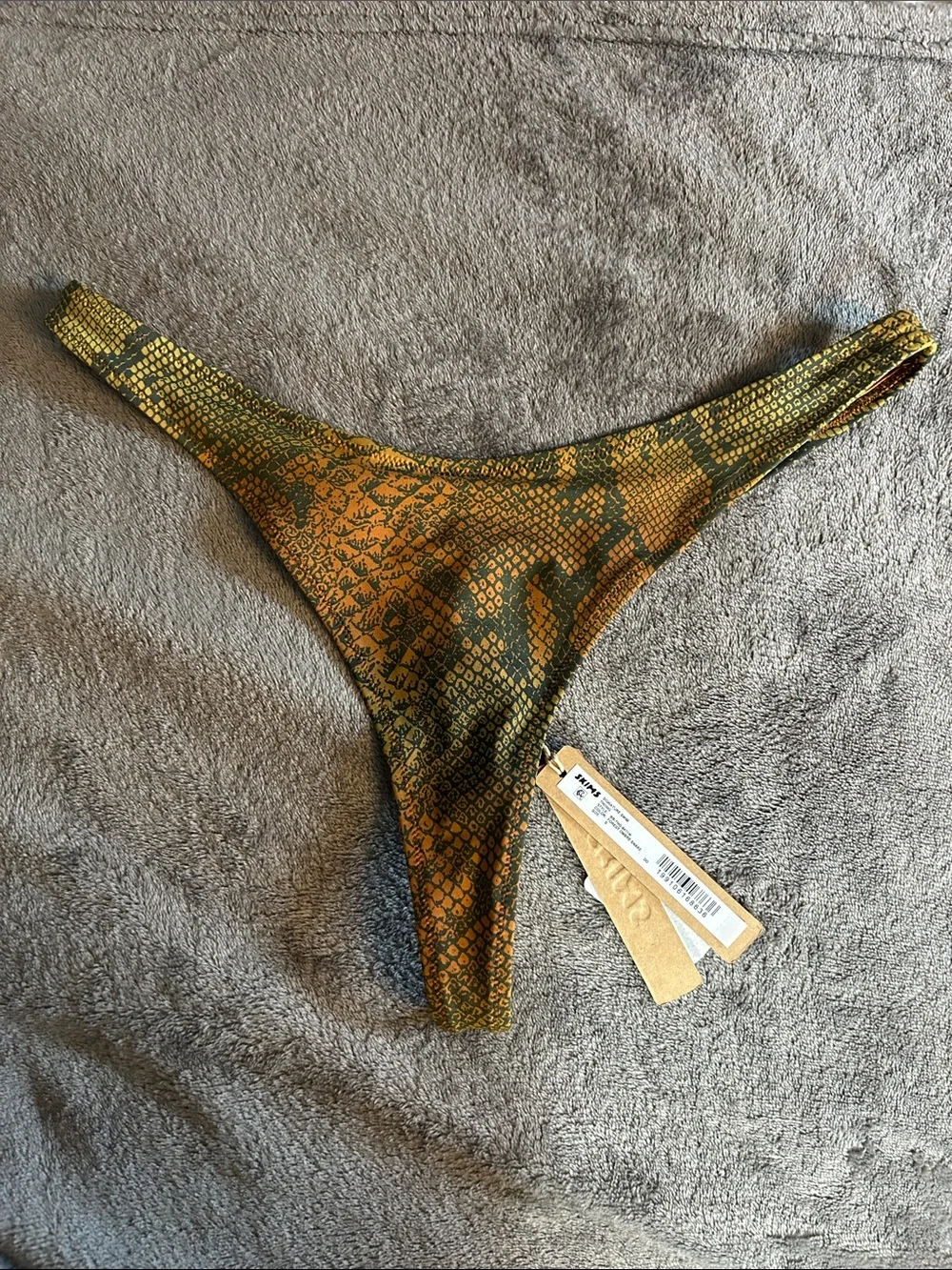 SKIMS-Signature Swim THONG BIKINI BOTTOM (Small)